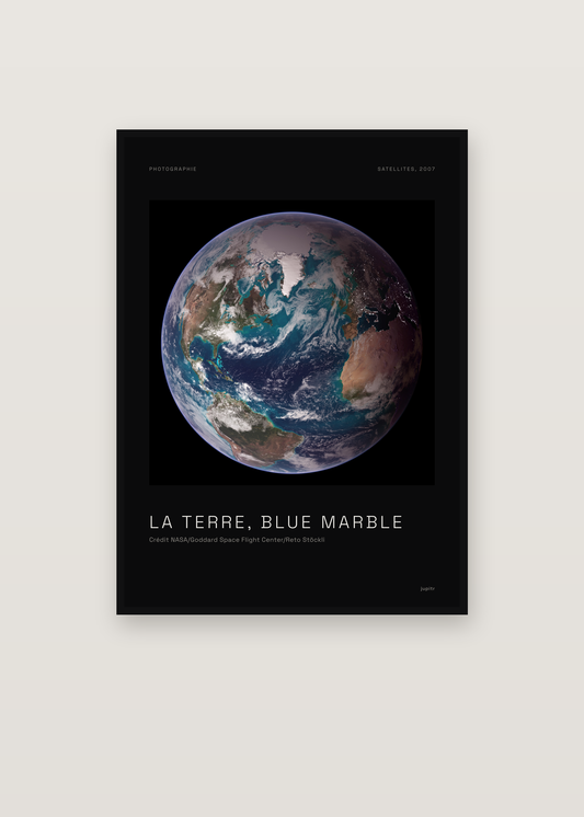 Affiche La Terre, Blue Marble 2007 dans un cadre noir
